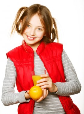 Portakal ve meyve suyu ile küçük kız