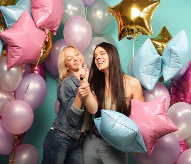 bayram, arkadaş ve insanlar kavramı - casual iki kadın biz