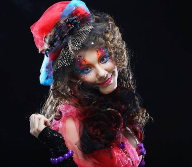 Sanatsal makyajlı güzel bir bayan. Bebek stili.