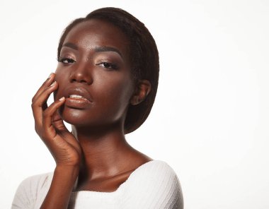 Genç Afrika portresi modeli Studio güzel bir makyaj ile
