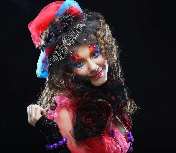 Sanatsal makyajlı güzel bir bayan. Bebek stili.