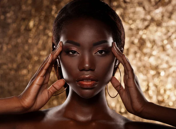 Retrato de sensual joven africana sobre fondo dorado — Foto de Stock