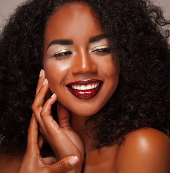 Estilo de vida y el concepto de la gente: Primer plano retrato de la mujer afroamericana confiada riendo — Foto de Stock