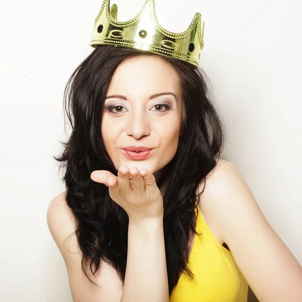 ライフスタイル人々感情的な概念:王冠の若い女性 — ストック写真