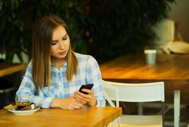 güzel kadın kahve içme ve sabah haber okuma