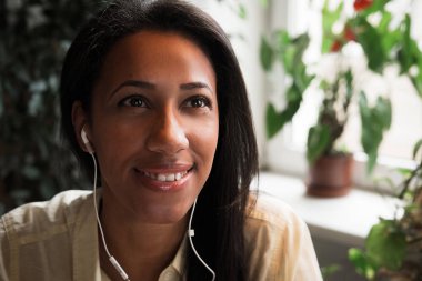 Müzik keyfi. Kulaklık giyen çekici genç Afrika kadın