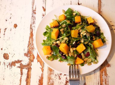 salata kabak, kabak çekirdeği ve roka - yukarıdan görüntülemek