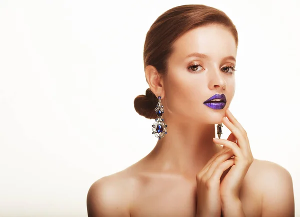 Portrait de mode de jeune belle femme avec des bijoux. Un maquillage parfait. lèvres bleues . — Photo