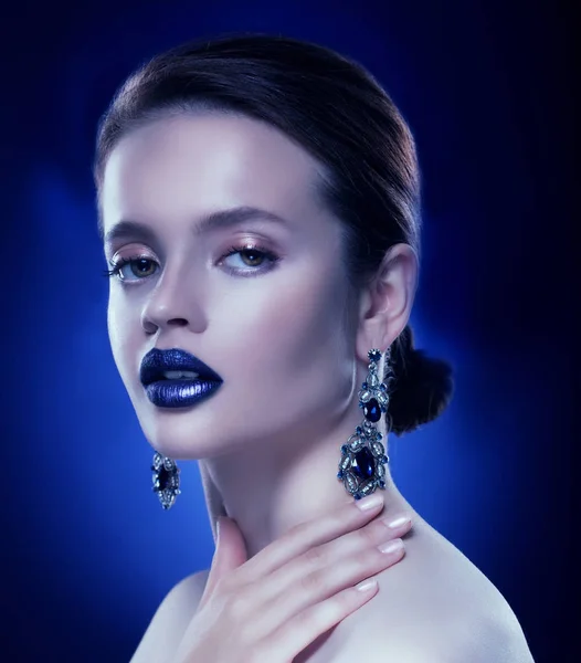 Modeportret van jonge mooie vrouw met sieraden. Perfecte make-up. Blauwe lippen. — Stockfoto