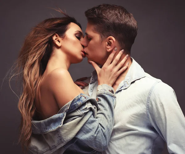 Beija. Casal sexy em roupa íntima. Jovem e beleza . — Fotografia de Stock