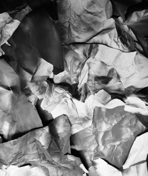 Buruşmuş kağıt parçalarının arkaplanı, siyah ve beyaz — Stok fotoğraf