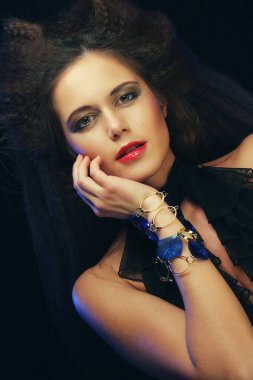 Uzun kahverengi saçlı, güzel bir kadının portresi.