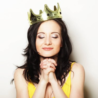 Güzel esmer kadın taç takıyor.