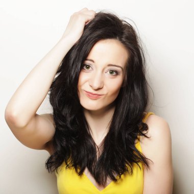 Düşünen genç kadın.