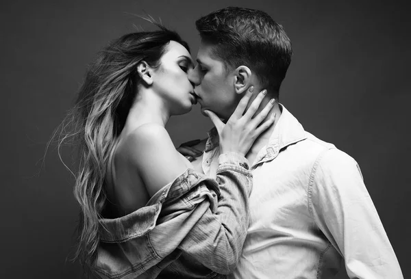 Модна стрілянина сексуальної пари чорно-біла картина — стокове фото