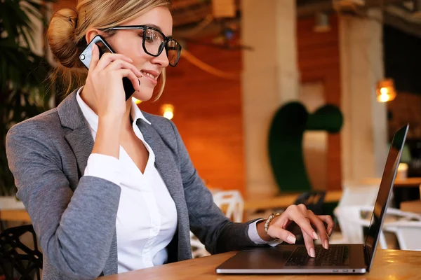 Buen negocio talk.Young hermosa mujer en gafas hablando en m — Foto de Stock