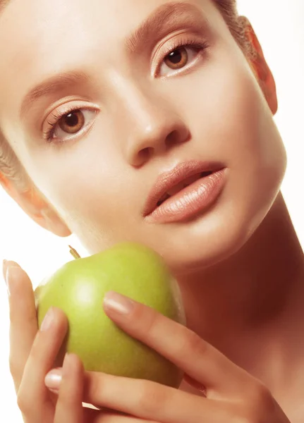 Mujer joven con manzana verde, aislada sobre fondo blanco — Foto de Stock