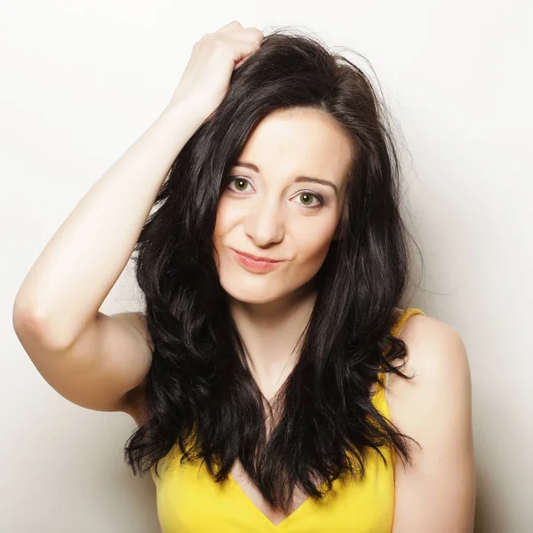 Düşünen genç kadın.