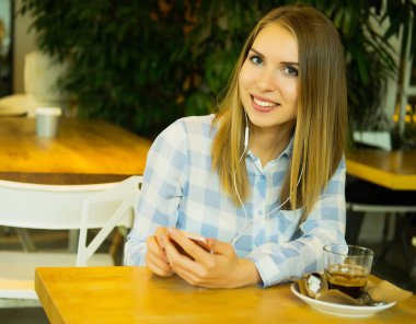 güzel kadın kahve içme ve sabah haber okuma