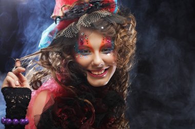 Sanatsal makyajlı güzel bir bayan. Bebek stili.