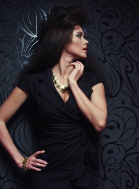 Şık, uzun saç stili olan zarif bir bayan. Parlak makyaj ve bla