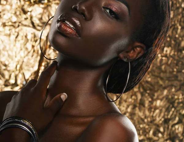 Retrato de sensual joven africana sobre fondo dorado —  Fotos de Stock