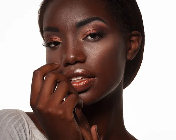 Schöne schwarze Frau posiert in einem Studio — Stockfoto