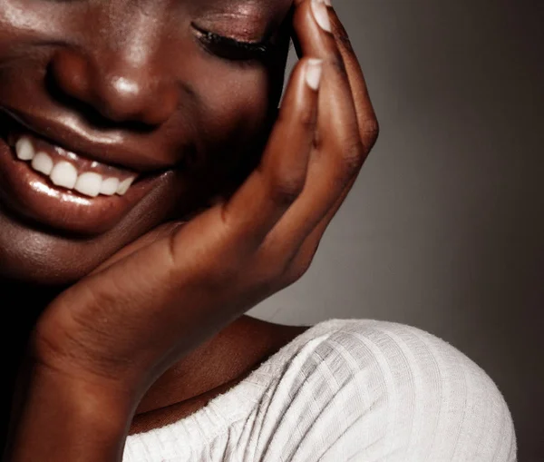 Close up ritratto di bella giovane donna nera ridere — Foto Stock