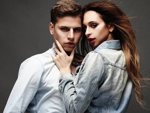 Concepto de moda y la gente: Sesión de moda de una pareja sexy — Foto de Stock