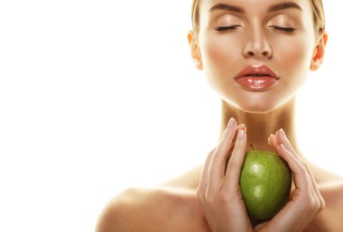 Yeşil elmalı genç mutlu kadın - beyaz tenli