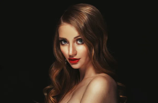 Menina de moda loira com cabelo encaracolado longo e brilhante. lábios vermelhos e — Fotografia de Stock