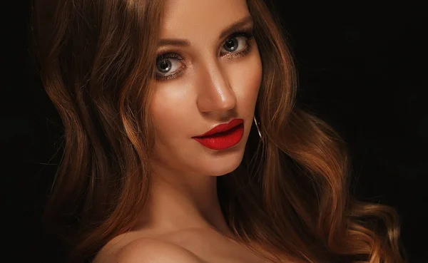 Chica rubia de la moda con el pelo rizado largo y brillante. labios rojos y — Foto de Stock