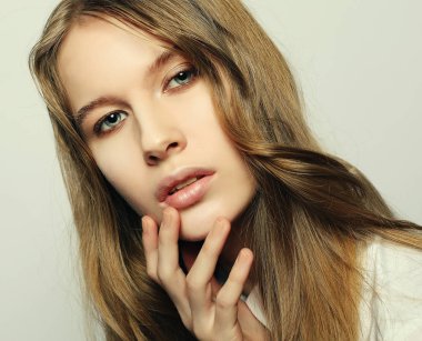 güzel sarışın kız beyaz arka plan üzerinde