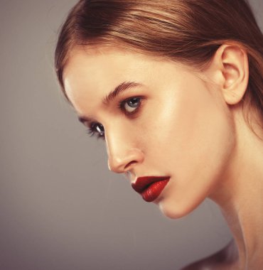 Genç bir kadının güzel yüzü, kırmızı dudaklar, temiz bir ten..