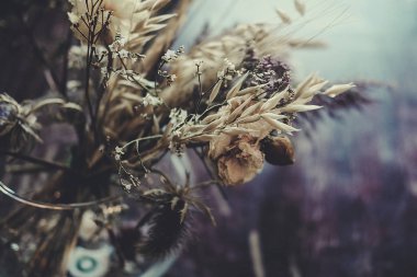 Masanın üzerinde kurumuş çiçekler var.