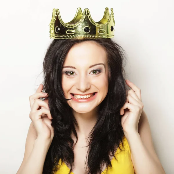 Levensstijl, mensen en emotioneel concept: jonge vrouw in kroon — Stockfoto