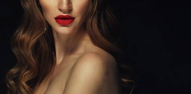 güzel bir kadın yüzü kırmızı dudaklar ile yakın çekim shot