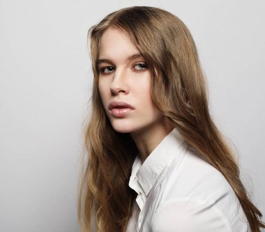 güzel sarışın kız beyaz arka plan üzerinde