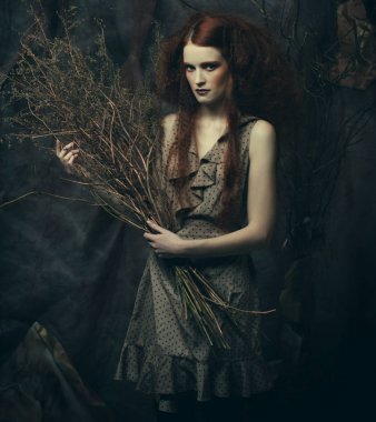 Güzellik ve sanat konsepti: Parlak makyajlı genç bir kadın