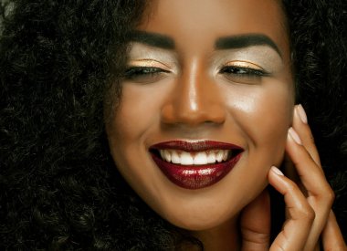 Yaşam tarzı ve insan konsepti: Kendine güvenen Afro-Amerikan kadının gülüşünün yakın portresi