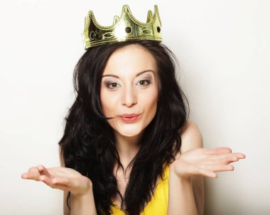 Yaşam tarzı, insanlar ve duygusal konsept: taç giymiş genç bir kadın