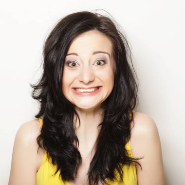 Güzel, genç, şaşkın kadın.