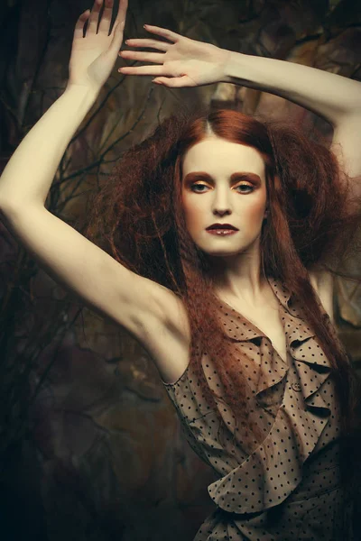 Retrato de moda da menina bonita romântica com penteado, vermelho — Fotografia de Stock