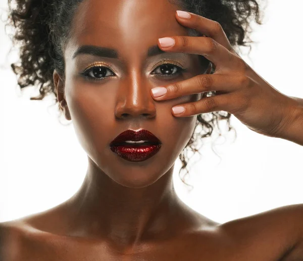 Portrait de jeune modèle africain avec un beau maquillage en studio — Photo