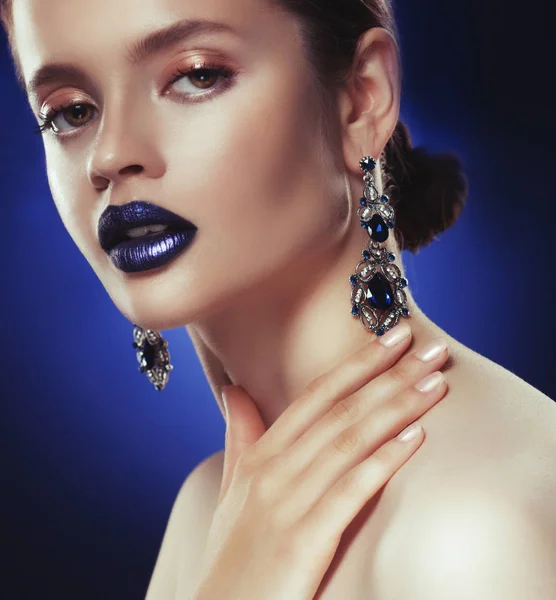 Fashion portrait of young beautiful woman with jewelry. Perfect make-up. Blue lips. — Stock Photo, Image