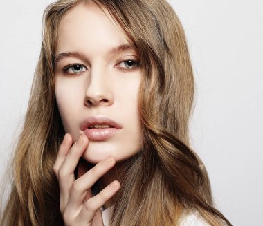 Sağlıklı Saçlı Güzel Sarışın Kız Portresi