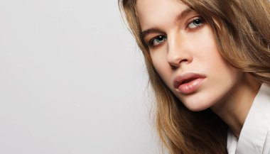 güzel sarışın kız beyaz arka plan üzerinde