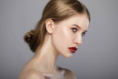 Genç bir kadının güzel yüzü, kırmızı dudaklar, temiz bir ten..