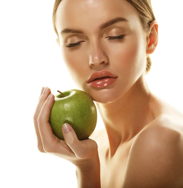 Mladá šťastná žena se zeleným jablkem - izolované na bílém — Stock fotografie