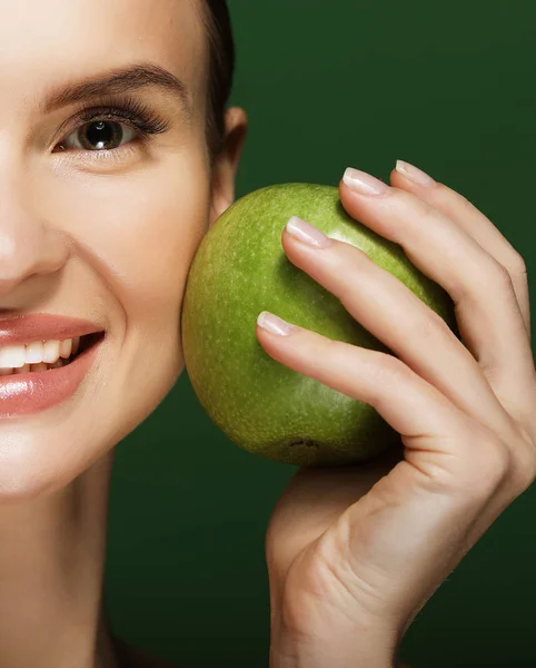 녹색 배경 녹색 사과 들고 여자의 머리 샷 — 스톡 사진